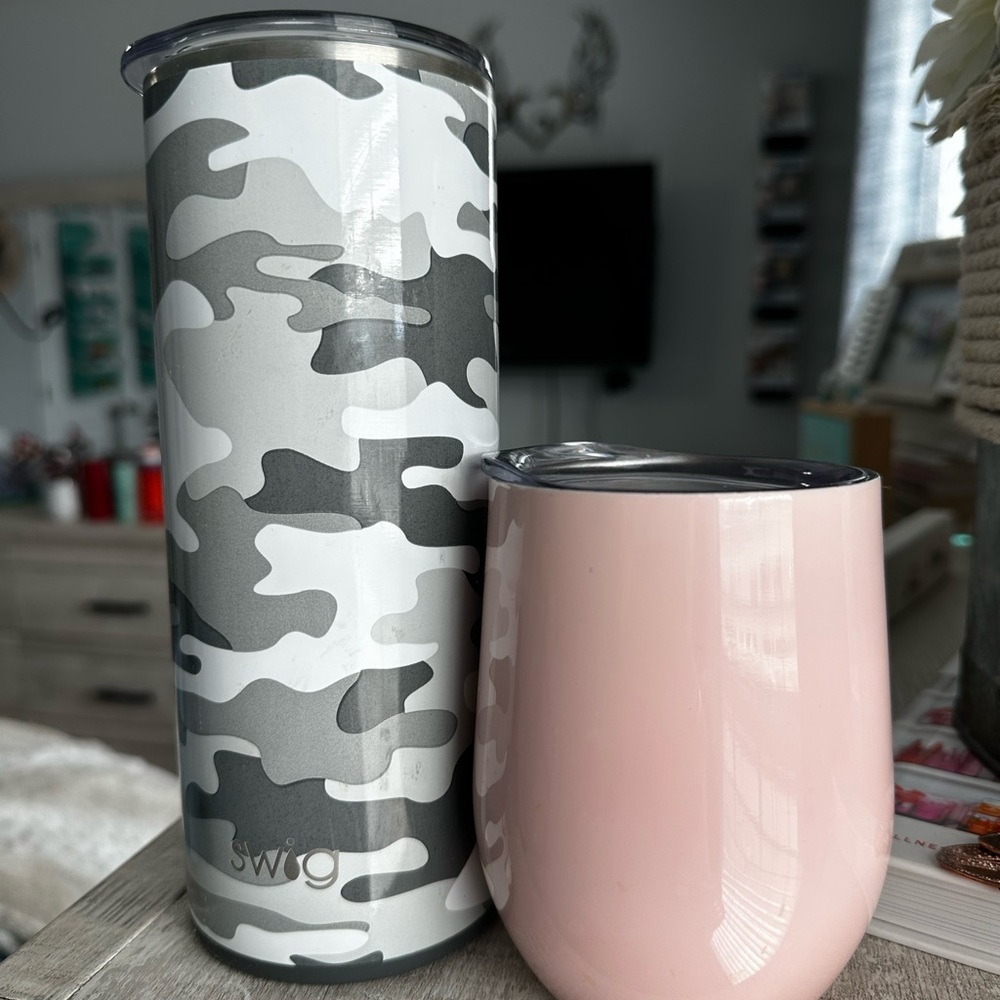 102. Swig Camo and Pink Tumbler Set